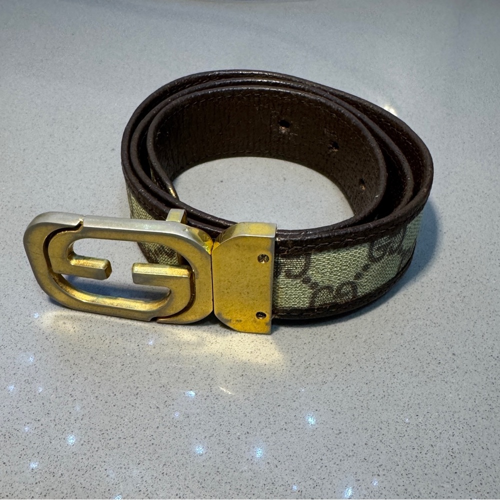 Gucci men’s belt with iconic Gucci logo